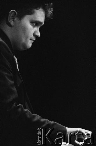 02.12.2001, Kalisz, Polska.
28. Międzynarodowy Festiwal Pianistów Jazzowych. Występ Wojciech Majewski Quintet, na zdjęciu pianista Wojciech Majewski.
Fot. Stanisław Kulawiak, zbiory Ośrodka KARTA