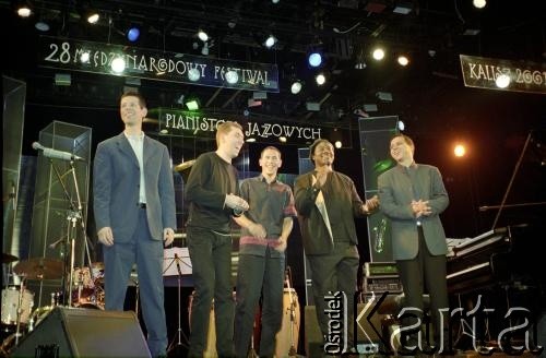 02.12.2001, Kalisz, Polska.
28. Międzynarodowy Festiwal Pianistów Jazzowych. Występ Alex Wilson Quintet; na zdjęciu: Alex Wilson, Neville Malcolm, Jorge Posada, Davide Giovannini, Paul Jayasinha. 
Fot. Stanisław Kulawiak, zbiory Ośrodka KARTA