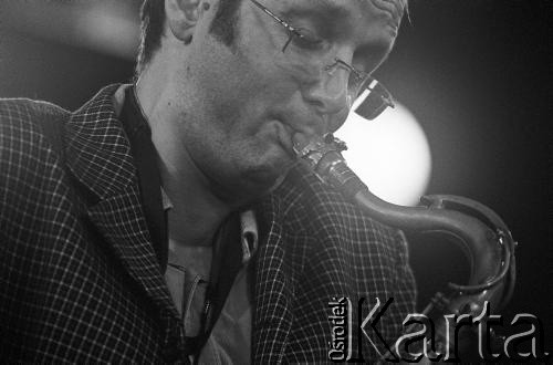 30.11.2002, Kalisz, Polska.
29. Międzynarodowy Festiwal Pianistów Jazzowych. Andi Weiss Quintet. Na zdjęciu Martin Fuss.
Fot. Stanisław Kulawiak, zbiory Ośrodka KARTA