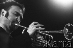 30.11.2002, Kalisz, Polska.
29. Międzynarodowy Festiwal Pianistów Jazzowych. Andi Weiss Quintet. Na zdjęciu Horst-Michael Schaffer.
Fot. Stanisław Kulawiak, zbiory Ośrodka KARTA