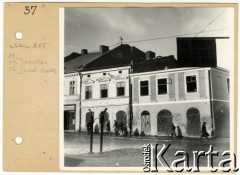 Wiosna 1940, Rzeszów, dystrykt krakowski, Generalne Gubernatorstwo.
Rząd kamienic przy ul. Matejki i na rogu ul. Grunwaldzkiej. W jednej z nich, po lewej fragment szyldu 