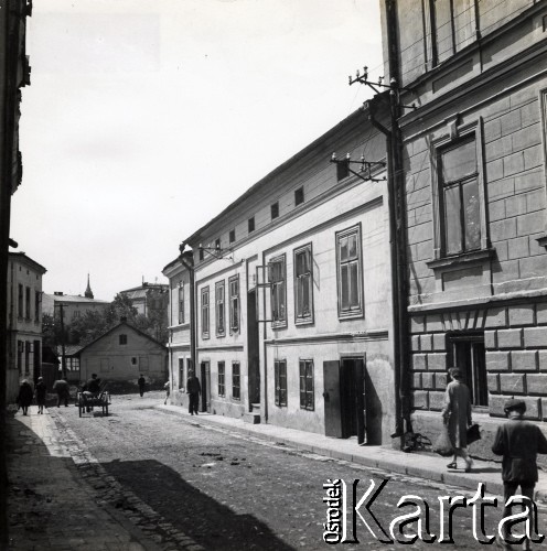 Lata 30., Rzeszów, woj. lwowskie, Polska.
Ulica Słowackiego na Starym Mieście. Opis na odwrocie: Ulica Słowackiego na rzeszowskiej 