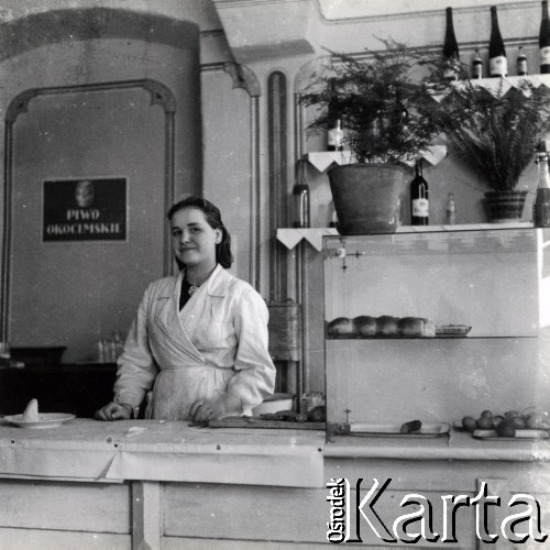 Wiosna 1940, Rzeszów, dystrykt krakowski, Generalne Gubernatorstwo.
Wnętrze restauracji Wiktora Pantola przy Marktplatz 19 (obecnie Rynek) w okresie okupacji niemieckiej. Pracownica za ladą. Na ścianie plakat informacyjny 