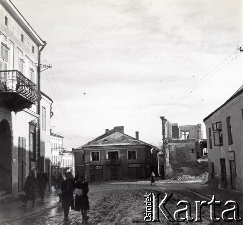 Wiosna 1940, Rzeszów, dystrykt krakowski, Generalne Gubernatorstwo.
Widok z Rynku na ulicę Mickiewicza. W głębi budynek składu towarów bławatnych. Po prawej zniszczony kompleks budynków. 
Fot. NN, kolekcja Bogusława Kotuli, zbiory Fundacji Ośrodka KARTA