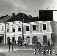 Wiosna 1940, Rzeszów, dystrykt krakowski, Generalne Gubernatorstwo.
Rząd kamienic przy ul. Matejki i na rogu ul. Grunwaldzkiej. W jednej z nich, po lewej fragment szyldu 