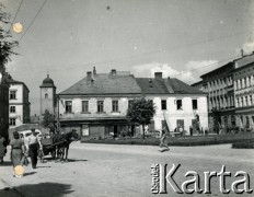 Wiosna 1940, Rzeszów, dystrykt krakowski, Generalne Gubernatorstwo.
Widok na ulicę Słowackiego i prace budowlane przy niskich kamienicach narożnych. W głębi widoczna dzwonnica kościoła farnego.
Fot. NN, kolekcja Bogusława Kotuli, zbiory Fundacji Ośrodka KARTA