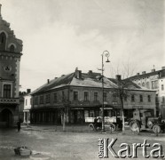 1940, Rzeszów, dystrykt krakowski, Generalne Gubernatorstwo.
Fragment placu przed Ratuszem. Po prawej wlot ulicy Słowackiego z widoczną narożną kamienicą.
Fot. NN, kolekcja Bogusława Kotuli, zbiory Fundacji Ośrodka KARTA