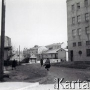 1940, Rzeszów, dystrykt krakowski, Generalne Gubernatorstwo.
Widok z ulicy Moniuszki na narożnik budynku Poczty i tyłu domów przy ul. Sokoła w okresie okupacji niemieckiej.
Fot. NN, kolekcja Bogusława Kotuli, zbiory Fundacji Ośrodka KARTA