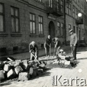 1940, Rzeszów, dystrykt krakowski, Generalne Gubernatorstwo.
Zarząd Luftwaffe. Obecnie ulica Grottgera 6. Na pierwszym planie mężczyźni wykonujący prace kamieniarsko-ziemne.
Fot. NN, kolekcja Bogusława Kotuli, zbiory Fundacji Ośrodka KARTA

