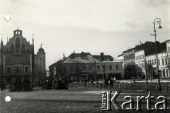 1940, Rzeszów, dystrykt krakowski, Generalne Gubernatorstwo.
Widok na fragment Rynku z Ratuszem i kamienice na rogu ulicy Słowackiego. W oddali, po prawej stronie dzwonnica kościoła farnego.
Fot. NN, kolekcja Bogusława Kotuli, zbiory Fundacji Ośrodka KARTA