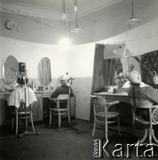 1940, Rzeszów, dystrykt krakowski, Generalne Gubernatorstwo.
Wnętrze zakładu fryzjerskiego Tadeusza Majchrowicza przy ul. Jana Matejki 12 w okresie okupacji niemieckiej.
Fot. NN, kolekcja Bogusława Kotuli, zbiory Fundacji Ośrodka KARTA
