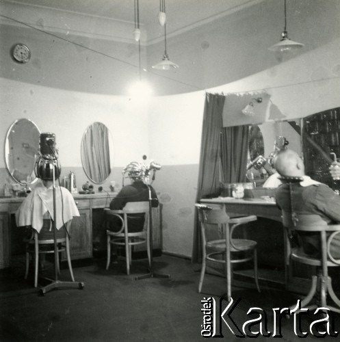 1940, Rzeszów, dystrykt krakowski, Generalne Gubernatorstwo.
Wnętrze zakładu fryzjerskiego Tadeusza Majchrowicza przy ul. Jana Matejki 12 w okresie okupacji niemieckiej.
Fot. NN, kolekcja Bogusława Kotuli, zbiory Fundacji Ośrodka KARTA