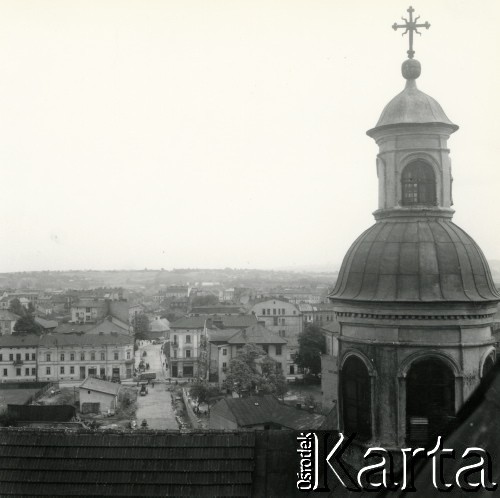 1940, Rzeszów, dystrykt krakowski, Generalne Gubernatorstwo.
Widok z jednej z wież  Bazyliki Wniebowzięcia Najświętszej Marii Panny przy klasztorze Bernardynów na budowaną  ulicę (obecnie ul. Jana III Sobieskiego).
Fot. NN, kolekcja Bogusława Kotuli, zbiory Fundacji Ośrodka KARTA