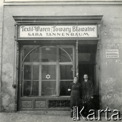 1941, Rzeszów, dystrykt krakowski, Generalne Gubernatorstwo.
Witryna sklepu z towarami bawełnianymi Sary Tannenbaum przy ulicy Mickiewicza 5. Przed sklepem stoją prawdopodobnie właściciele.
Fot. NN, kolekcja Bogusława Kotuli, zbiory Fundacji Ośrodka KARTA