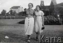 Przed 1939, Nowogródek, Polska.
Antonina Bułat (z lewej), matka Oktawii Pietuchowskiej, z koleżanką. W tle ruiny zamki Mendoga, z lewej kościół farny (