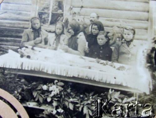 Wrzesień 1945, Ozierawce pow. brasławski.
Pogrzeb matki Łucji Sorokiny.
Fot. NN, zbiory Archiwum Historii Mówionej Ośrodka KARTA i Domu Spotkań z Historią, udostępniła Łucja Sorokina w ramach projektu 