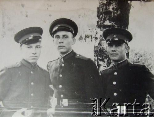 1957, Białoruska SRR, ZSRR.
Henryk Skuriat (1. z lewej) w wojsku.
Fot. NN, zbiory Archiwum Historii Mówionej Ośrodka KARTA i Domu Spotkań z Historią, udostępnił Henryk Skuriat w ramach projektu 