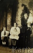 Przed 1939, brak miejsca.
Portret rodzinny.
Fot. NN, zbiory Archiwum Historii Mówionej Ośrodka KARTA i Domu Spotkań z Historią, udostępniła Janina Szumiłło w ramach projektu 
