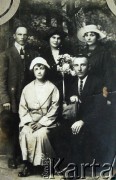 Przed 1939, brak miejsca.
Grupa osób w atelier fotograficznym. Po lewej stoją rodzice Janiny Szumiłło (z d. Zwołyńskiej).
Fot. NN, zbiory Archiwum Historii Mówionej Ośrodka KARTA i Domu Spotkań z Historią, udostępniła Janina Szumiłło w ramach projektu 