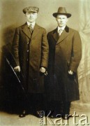 Przed 1939, brak miejsca.
Portret dwóch mężczyzn. 1. z prawej ojciec Janiny Szumiłło.
Fot. NN, zbiory Archiwum Historii Mówionej Ośrodka KARTA i Domu Spotkań z Historią, udostępniła Janina Szumiłło w ramach projektu 