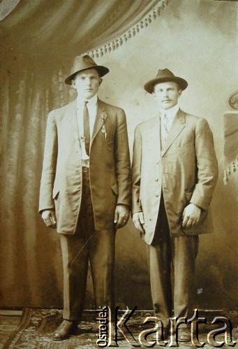 Przed 1939, brak miejsca.
Portret dwóch mężczyzn. 1. z prawej ojciec Janiny Szumiłło.
Fot. NN, zbiory Archiwum Historii Mówionej Ośrodka KARTA i Domu Spotkań z Historią, udostępniła Janina Szumiłło w ramach projektu 