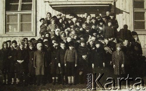 Przed 1939, Republika Litewska.
Uczniowie przed szkołą.
Fot. NN, zbiory Archiwum Historii Mówionej Ośrodka KARTA i Domu Spotkań z Historią, udostępniła Janina Szumiłło w ramach projektu 