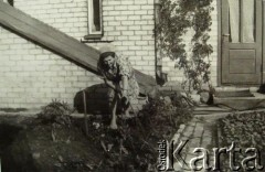 Po 1945, Litewska SRR, ZSRR.
Kobieta podczas pracy w ogrodzie.
Fot. NN, zbiory Archiwum Historii Mówionej Ośrodka KARTA i Domu Spotkań z Historią, udostępniła Janina Szumiłło w ramach projektu 