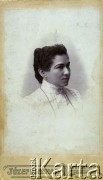 Ok. 1875, Stanisławów, Galicja.
Hermina Bryła z domu Gabriel, babka Bogusławy Bryły-Czerny. Fotografia została wykonana w zakładzie fotograficznym 