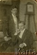 Ok. 1910, Lwów, Galicja.
Włodzimierz Bryła (siedzi), ojciec Bogusławy Bryły-Czerny, z kuzynem. Fotografia wykonana prawdopodobnie w atelier fotograficznym 