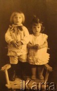 Przed 1939, brak miejsca.
Portret dwojga dzieci na krześle.
Fot. NN, zbiory Archiwum Historii Mówionej Ośrodka KARTA i Domu Spotkań z Historią, udostępnił Romuald Garliński w ramach projektu 