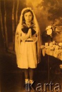 Przed 1939, brak miejsca.
Pamiątka Pierwszej Komunii Świętej - portret dziewczynki w białej sukience.
Fot. NN, zbiory Archiwum Historii Mówionej Ośrodka KARTA i Domu Spotkań z Historią, udostępnił Romuald Garliński w ramach projektu 