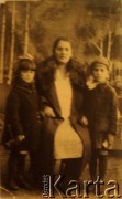 1921, Winnica, Ukraińska SRR.
Portret kobiety z dziećmi.
Fot. NN, zbiory Archiwum Historii Mówionej Ośrodka KARTA i Domu Spotkań z Historią, udostępnił Romuald Garliński w ramach projektu 