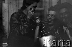 1955, Workuta, Komi ASRR, ZSRR.
Więźniarki łagrów. Od lewej: Halina Kowalska, NN, Janina Muszyńska (z domu Zuba).
Fot. Eugeniusz Cydzik, udostępnił Eugeniusz Cydzik w ramach projektu 