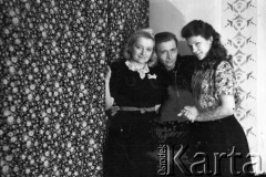 1955-1957, Workuta, Komi ASRR, ZSRR.
Więźniowie łagrów. Od lewej: Czesława Cydzik (z domu Hnatów), Eugeniusz Cydzik, Wanda Kiałka (z domu Cejko).
Fot. NN, udostępnił Eugeniusz Cydzik w ramach projektu 