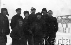 1955-1956, Workuta, Komi ASRR, ZSRR.
Łagiernicy pracujący w kopalni. W pierwszym rzędzie stoją Eugeniusz Cydzik i Jerzy Urbankiewicz.
Fot. NN, udostępnił Eugeniusz Cydzik w ramach projektu 