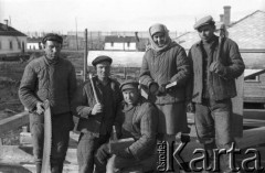 1955-1957, Workuta, Komi ASRR, ZSRR.
Zesłańcy z narzędziami pracy.
Fot. Eugeniusz Cydzik, udostępnił Eugeniusz Cydzik w ramach projektu 