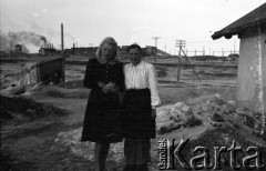1955-1957, Workuta, Komi ASRR, ZSRR.
Więźniarki łagrów. Po lewej Czesława Cydzik (z domu Hnatów). W tle widoczne zabudowania jednej z kopalń.
Fot. Eugeniusz Cydzik, udostępnił Eugeniusz Cydzik w ramach projektu 