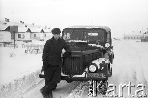 1955-1957, Workuta, Komi ASRR, ZSRR.
Mężczyzna przy samochodzie.
Fot. Eugeniusz Cydzik, udostępnił Eugeniusz Cydzik w ramach projektu 