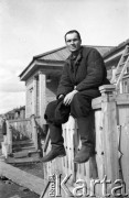 1955-1957, Workuta, Komi ASRR, ZSRR.
Zesłaniec sfotografowany przy jednym z domów.
Fot. Eugeniusz Cydzik, udostępnił Eugeniusz Cydzik w ramach projektu 