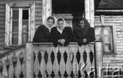 1955-1957, Workuta, Komi ASRR, ZSRR.
Kobiety na ganku jednego z domów.
Fot. Eugeniusz Cydzik, udostępnił Eugeniusz Cydzik w ramach projektu 