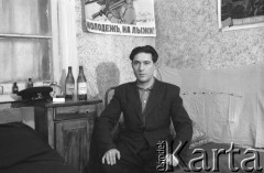 1955-1957, Workuta, Komi ASRR, ZSRR.
Zesłaniec pracujący w kopalni. Na ścianach widoczne plakaty propagandowe.
Fot. Eugeniusz Cydzik, udostępnił Eugeniusz Cydzik w ramach projektu 