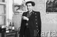 1955-1957, Workuta, Komi ASRR, ZSRR.
Zesłaniec w jednym z domów. Na ścianach widoczne plakaty propagandowe.
Fot. Eugeniusz Cydzik, udostępnił Eugeniusz Cydzik w ramach projektu 