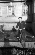 1955-1957, Workuta, Komi ASRR, ZSRR.
Zesłaniec przed jednym z domów. 
Fot. Eugeniusz Cydzik, udostępnił Eugeniusz Cydzik w ramach projektu 