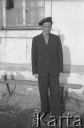 1955-1957, Workuta, Komi ASRR, ZSRR.
Zesłaniec przed jednym z domów.
Fot. Eugeniusz Cydzik, udostępnił Eugeniusz Cydzik w ramach projektu 