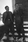1955-1956, Workuta, Komi ASRR, ZSRR.
Zesłańcy na schodach jednego z domów. Po prawej Władysław Bajdak.
Fot. Eugeniusz Cydzik, udostępnił Eugeniusz Cydzik w ramach projektu 