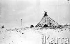 1955-1957, Workuta, Komi ASRR, ZSRR.
Namiot w pobliżu jednego z łagrów.
Fot. NN, udostępnił Eugeniusz Cydzik w ramach projektu 