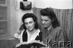 1955, Workuta, Komi ASRR, ZSRR.
Więźniarki łagrów. Od lewej: Janina Muszyńska (z domu Zuba), Halina Kowalska.
Fot. Eugeniusz Cydzik, udostępnił Eugeniusz Cydzik w ramach projektu 