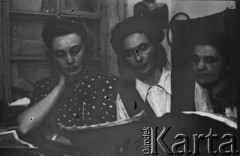 1955, Workuta, Komi ASRR, ZSRR.
Więźniarki łagrów. Od lewej: NN, Janina Muszyńska (z domu Zuba), Halina Kowalska.
Fot. Eugeniusz Cydzik, udostępnił Eugeniusz Cydzik w ramach projektu 