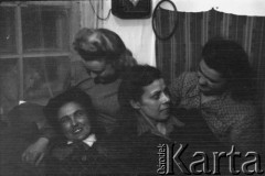 1955, Workuta, Komi ASRR, ZSRR.
Więźniarki łagrów. Od lewej: Janina Muszyńska (z domu Zuba), NN, Wanda Kozłowska, Halina Kowalska.
Fot. Eugeniusz Cydzik, udostępnił Eugeniusz Cydzik w ramach projektu 