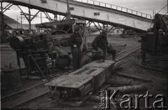 1955-1957, Workuta, Komi ASRR, ZSRR.
Łagiernicy podczas pracy na terenie kopalni. 
Fot. Eugeniusz Cydzik, udostępnił Eugeniusz Cydzik w ramach projektu 
